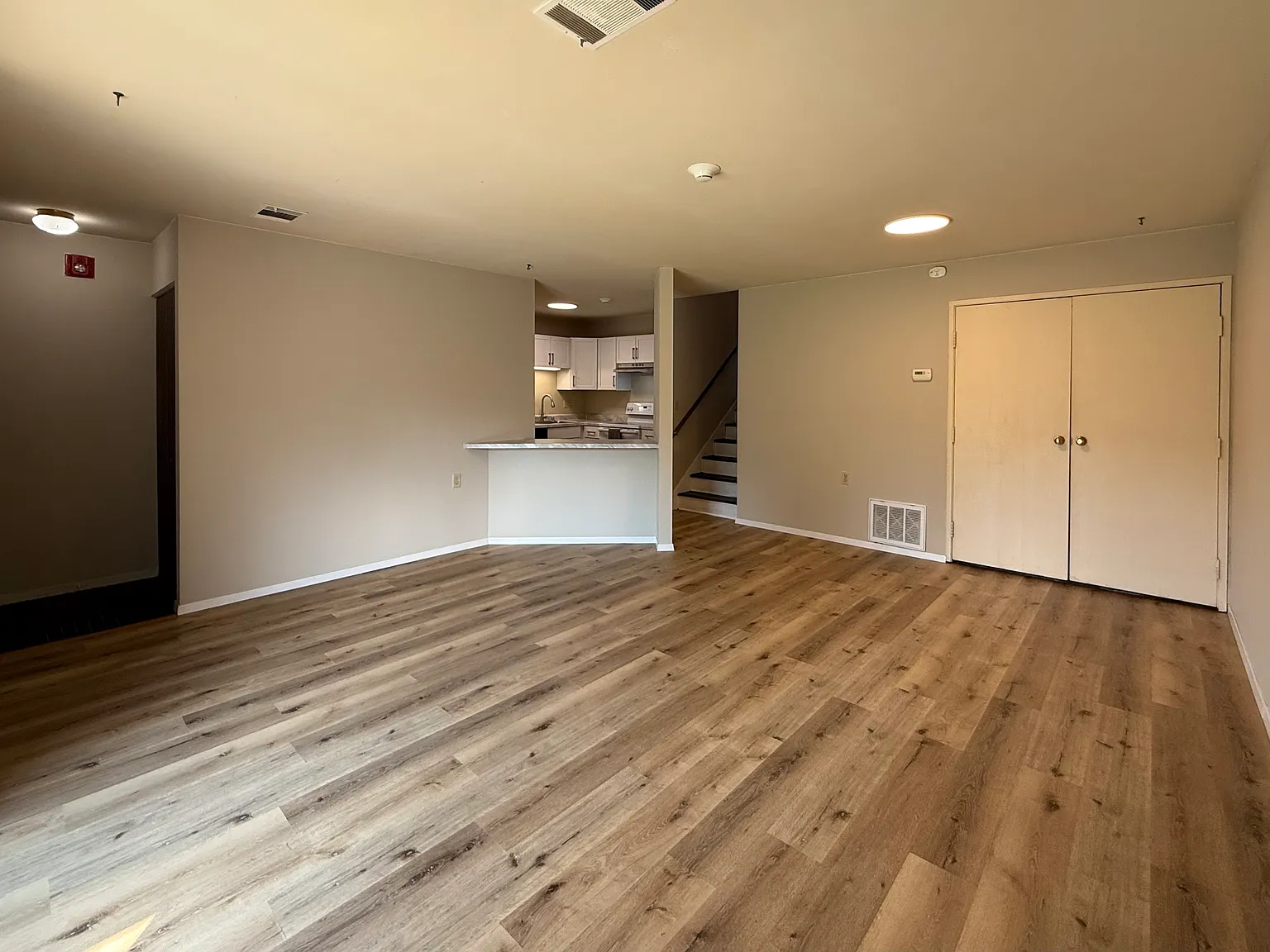 9028 N Park Plaza Court — Photo 4