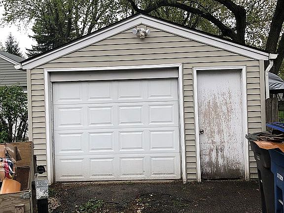 Unattached garage
