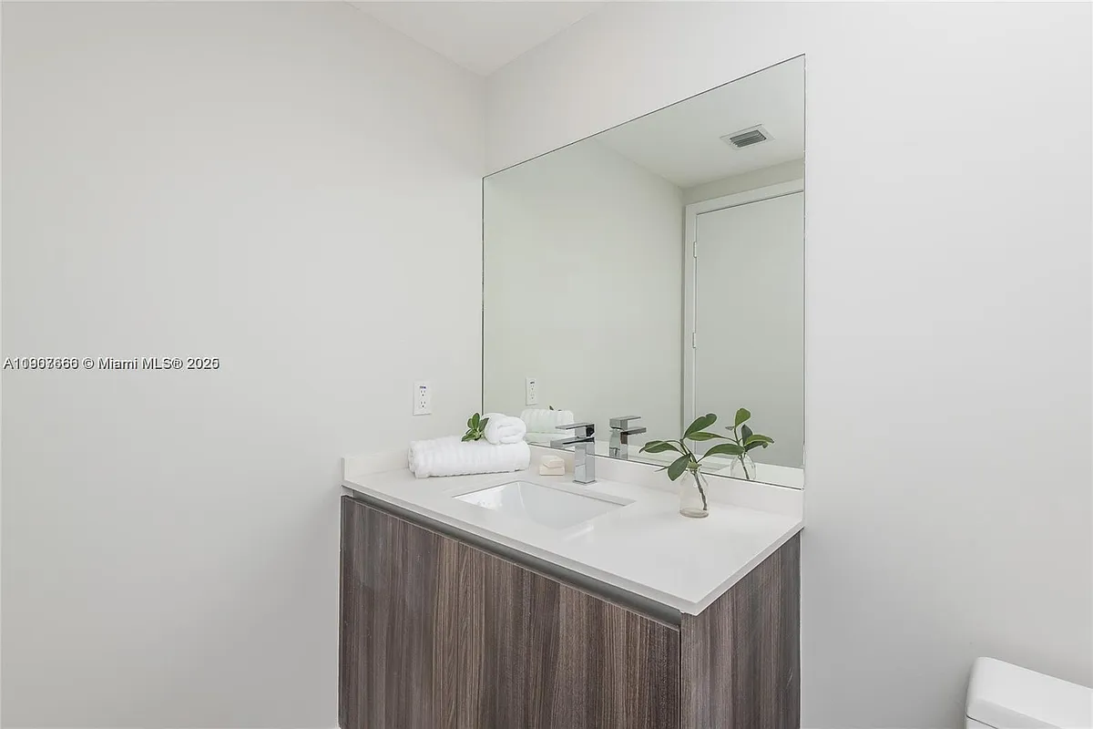 Building Photo - 488 NE 18th St #1815