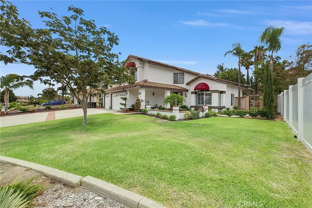 4 bed, 2.5 bath, 1901 sqft, $4,500 — Photo 2