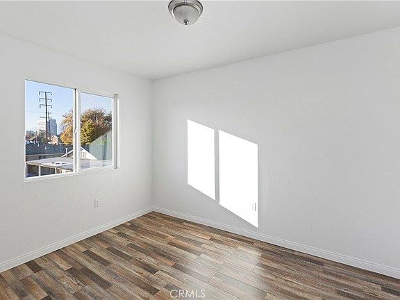 5th image of 253 E King St