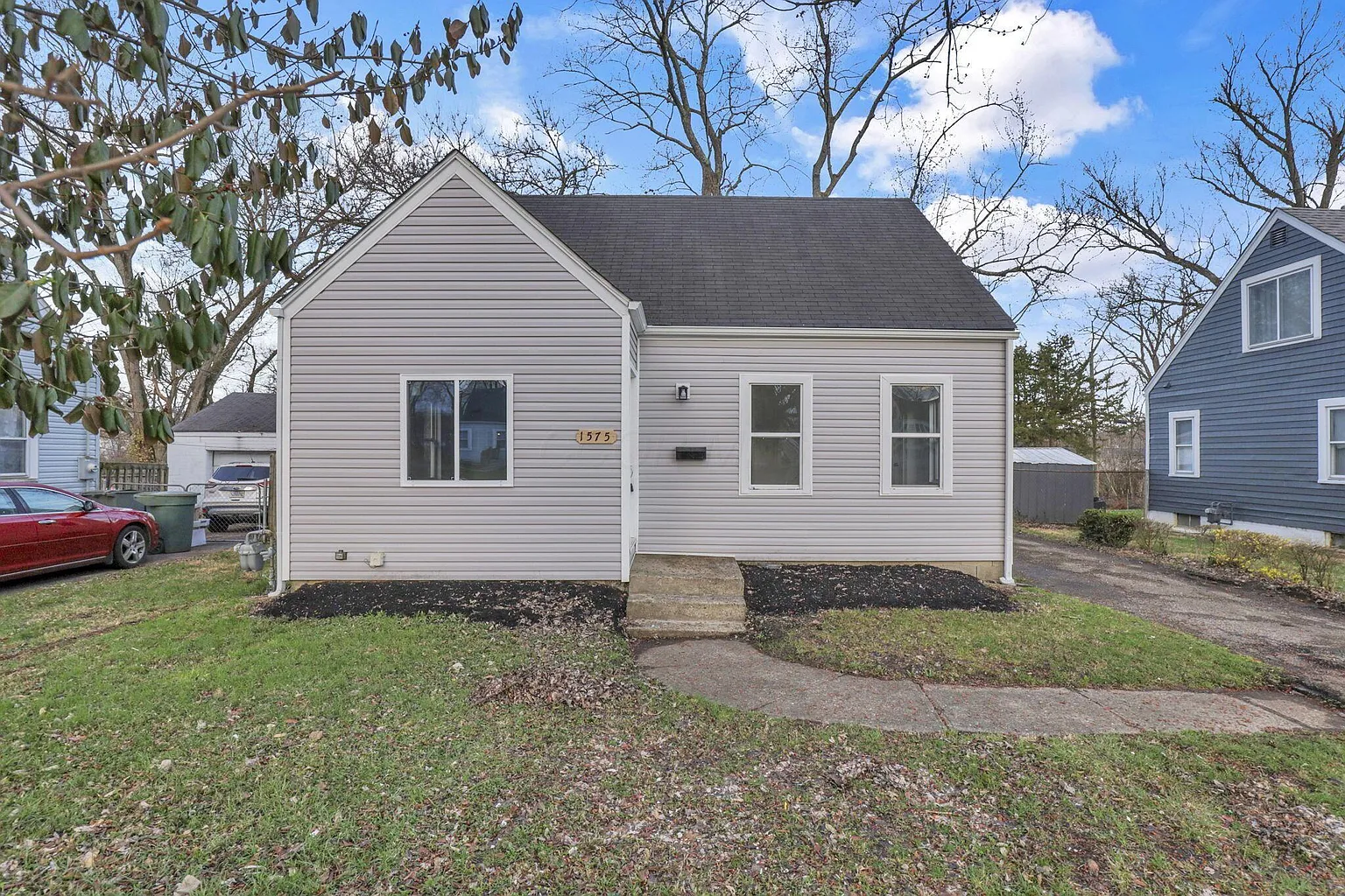 1575 Vendome Dr S photo 1