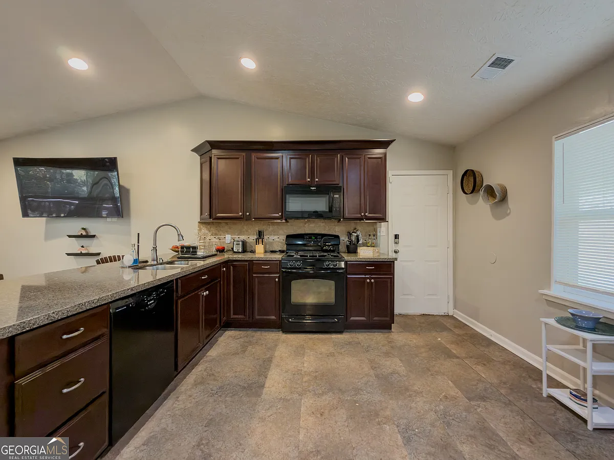Building Photo - 580 Pineland Cir SW