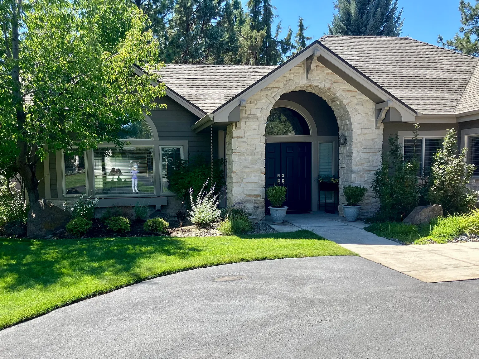 2307 NW Vardon Ct — Photo 2