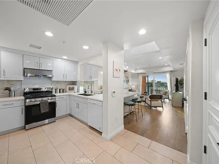 1598 Long Beach Blvd — Photo 10