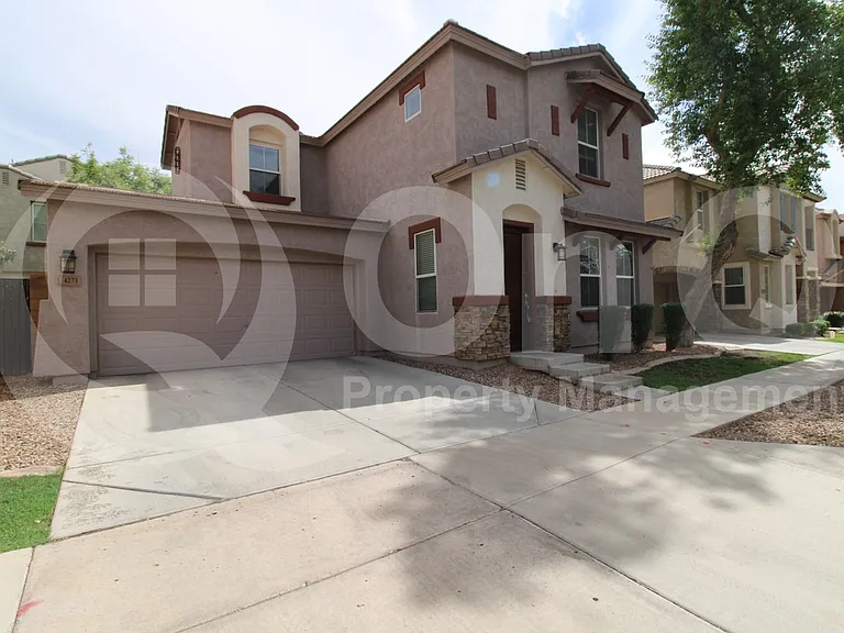 4273 E Oakland St — Photo 2