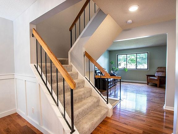 4th image of 752 Forest Edge Dr