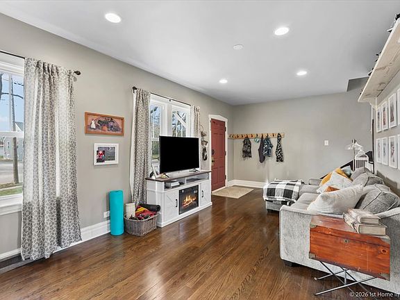 5th image of 334 W School St