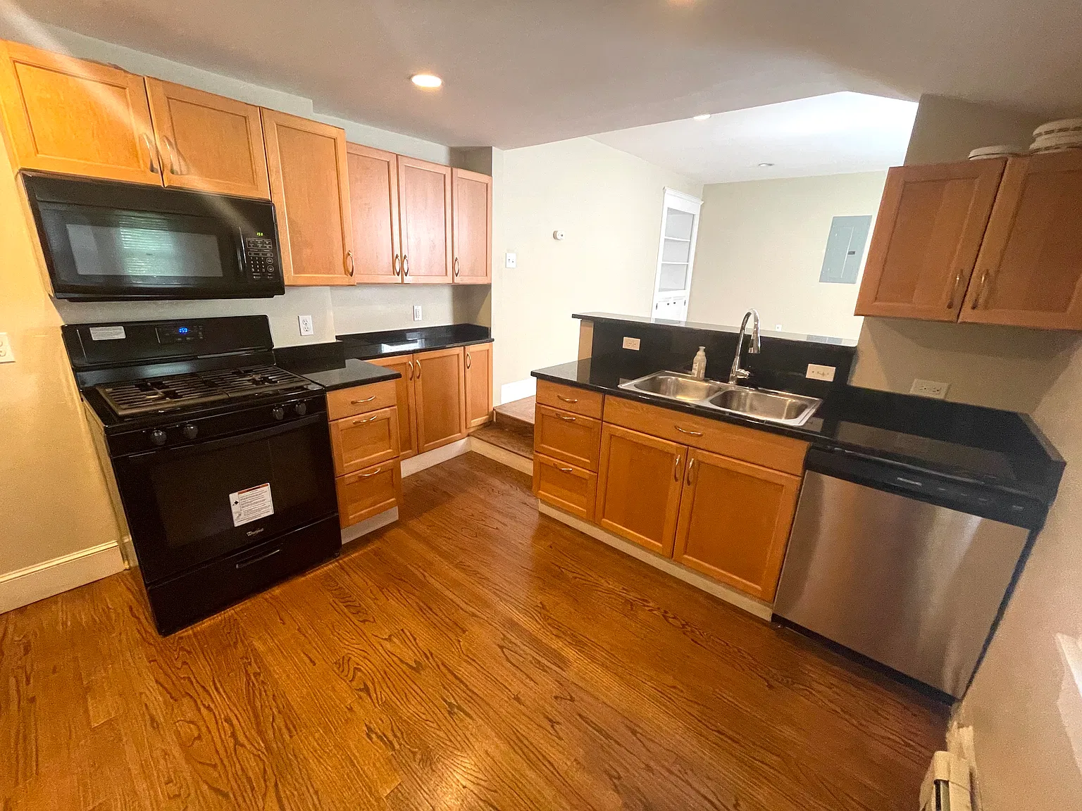 2 bed, 956 sqft, $3,600 — Photo 1