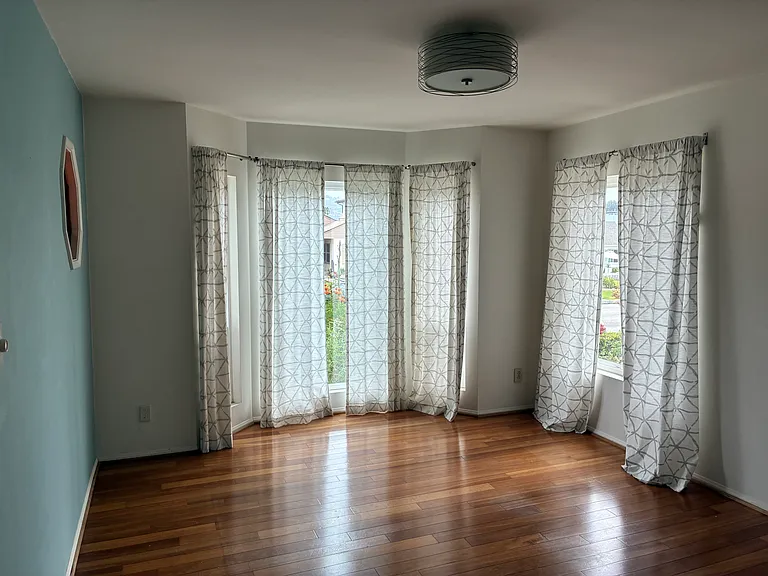 217 Avenue E — Photo 4