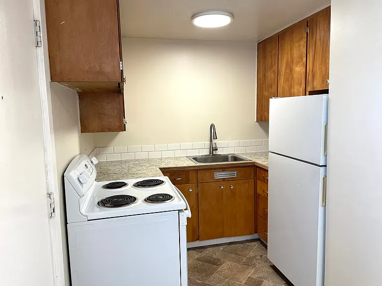 C2402 - Maple Court Apartments — Photo 22