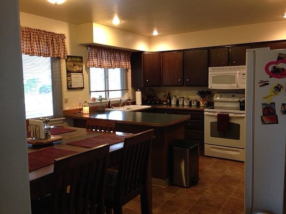 3rd image of 1600 Elm Dr