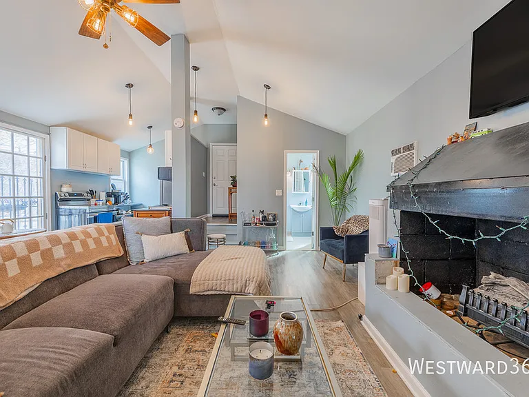 2411 W Belle Plaine Ave #2 — Photo 4