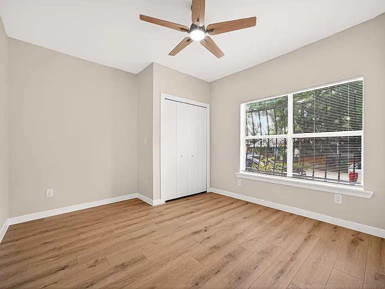 631 E Mistletoe Ave — Photo 15