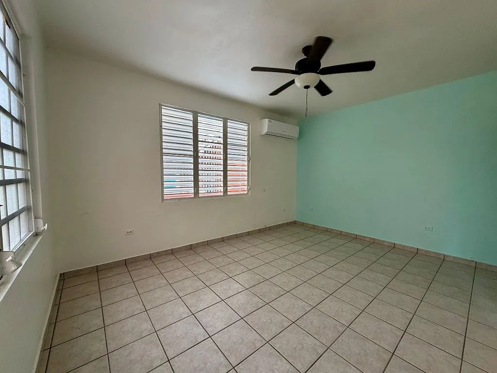 3 bed, 1.0 bath, 1200 sqft, $1,500 — Photo 2