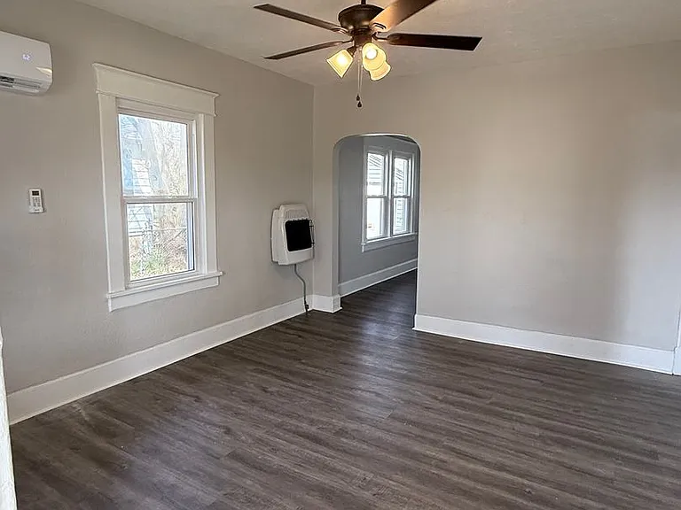 1017 W Locust St — Photo 2