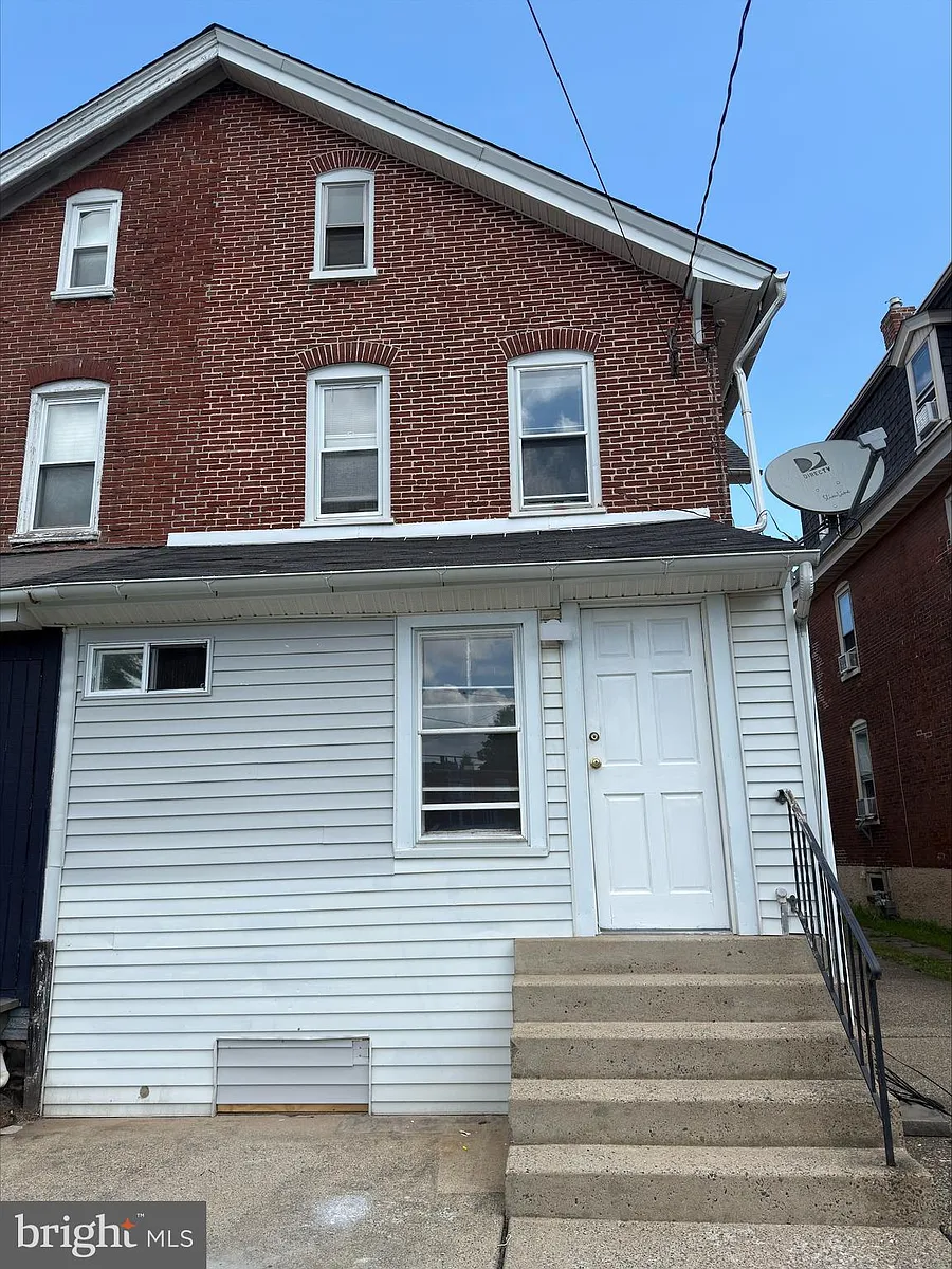 Building Photo - 174 E Main St