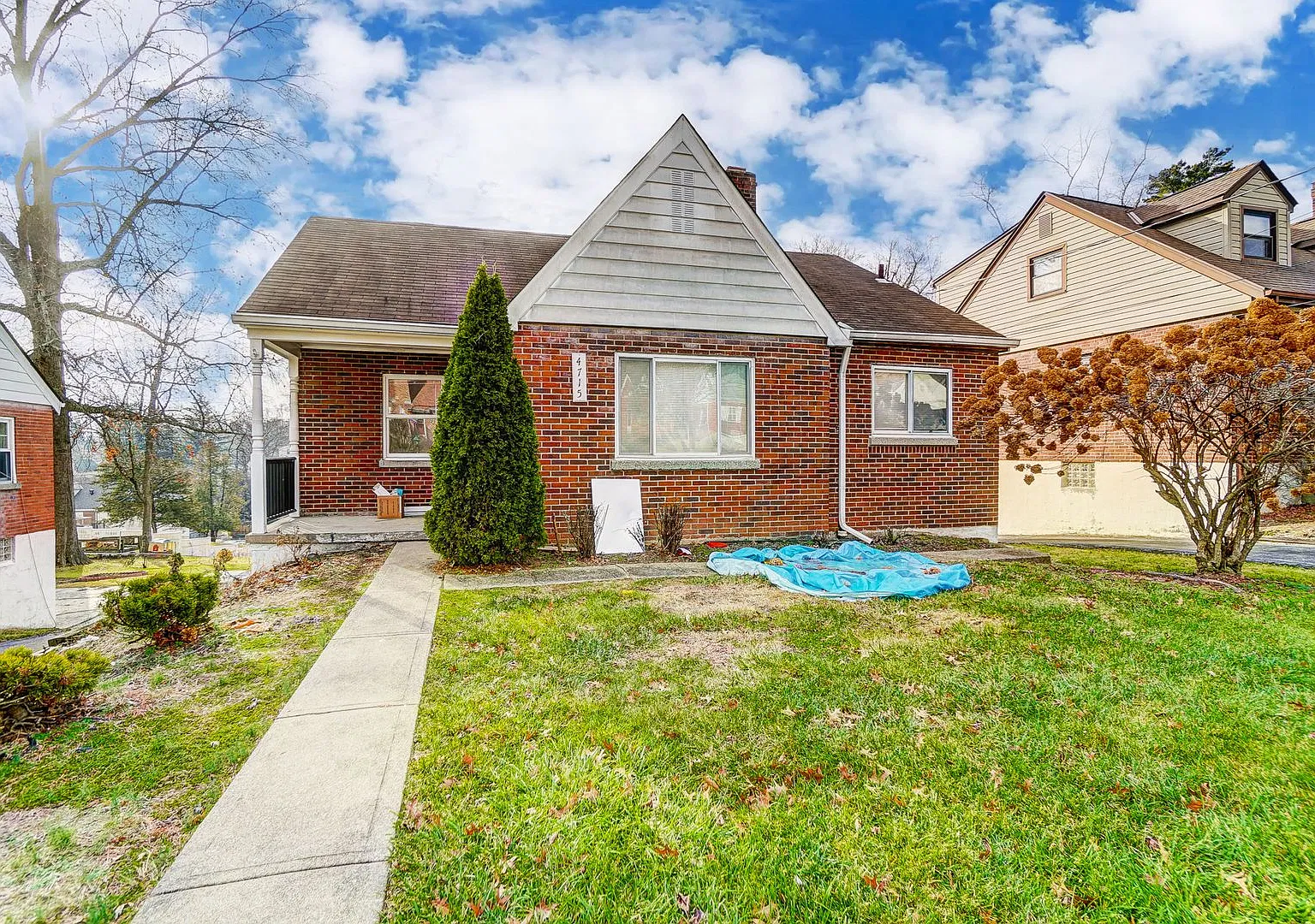 2 Bedroom, 1 Bathroom with Large Backyard! — Photo 1