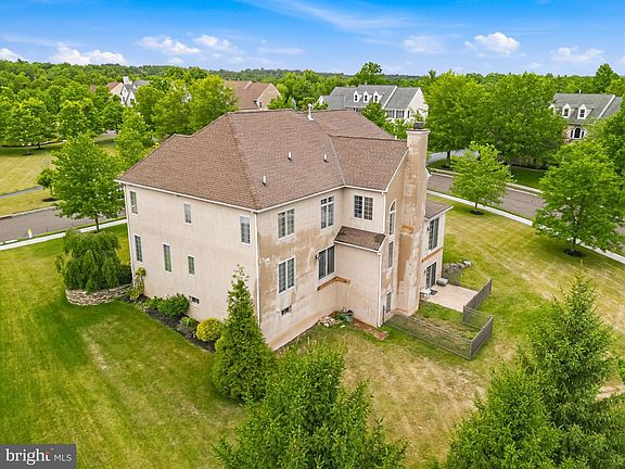 4th image of 587 Woodview Ln