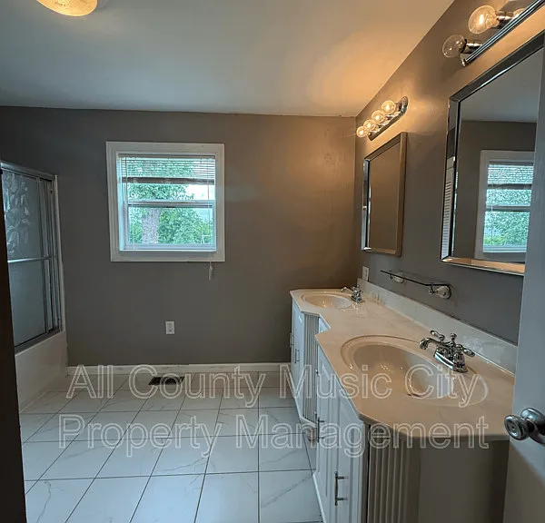 522 Bentley St — Photo 9