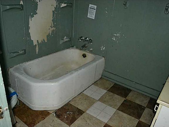 5th image of 3118 Peronne Ave