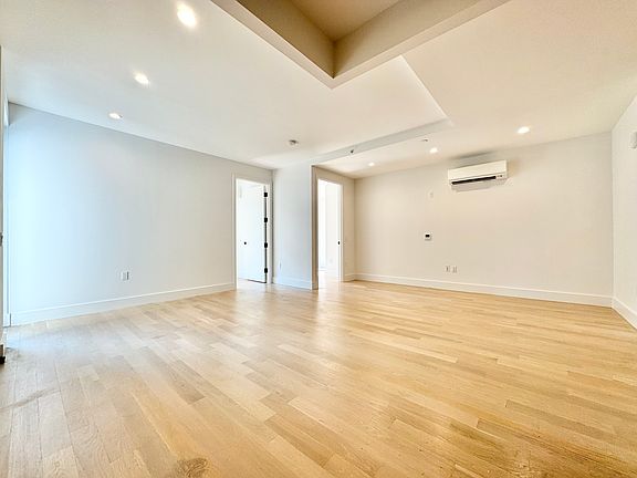 4th image of 260 Gold St #718