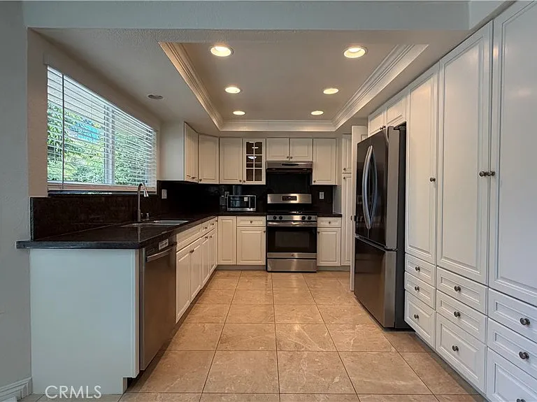 1637 Peacock Ln — Photo 8