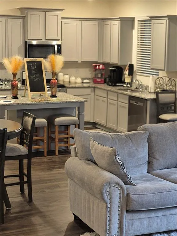 5 bed, 4.5 bath, 2976 sqft, $3,360 — Photo 3