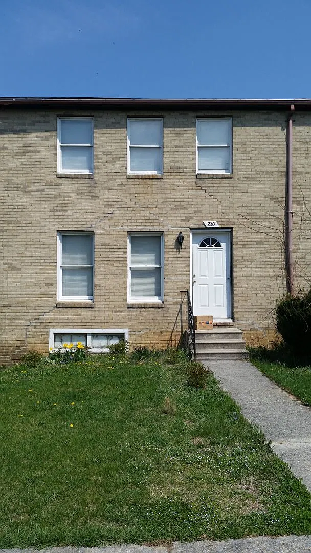 Lovely Townhome — Photo 1
