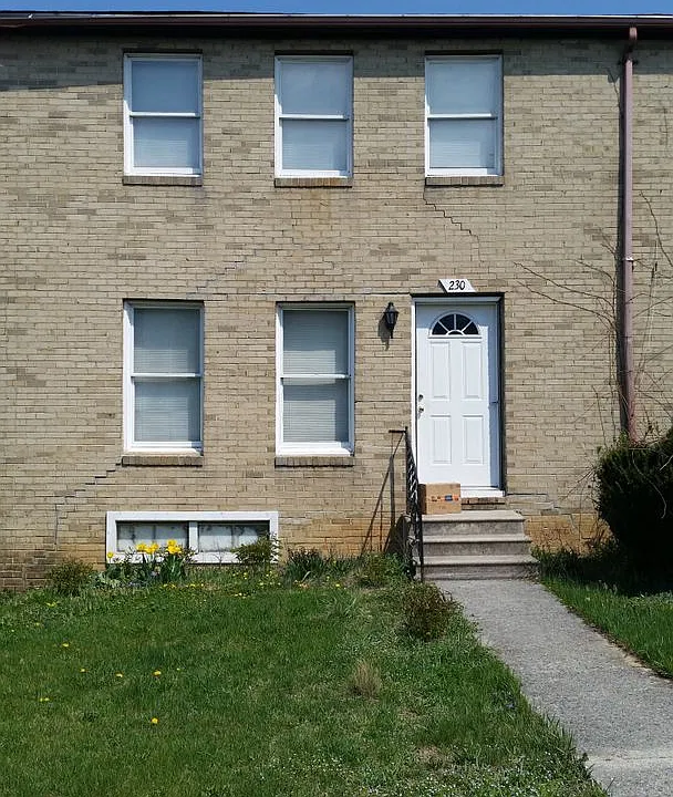 230 Surrey Ct