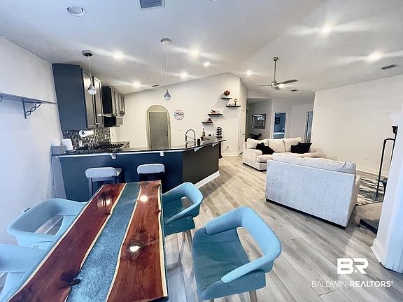 4th image of 7124 Raintree Ln