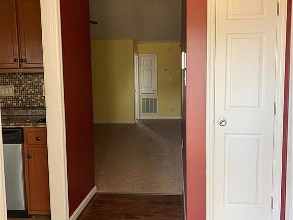 3rd image of 826 Eastchester Pl