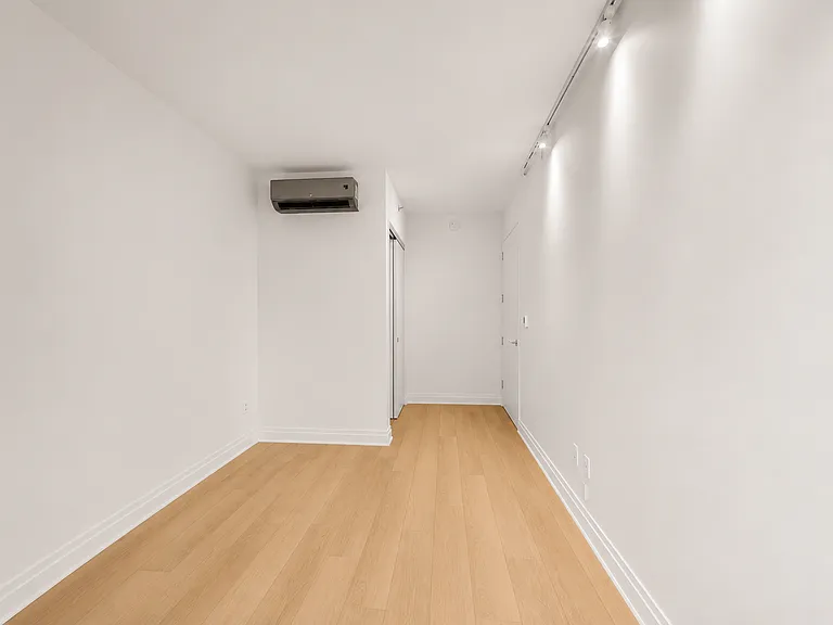 10-25 Jackson Ave #4E — Photo 9