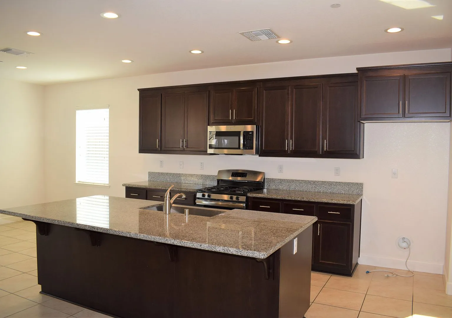 Resident Benefit Package Property - Bright 4bd/3.5ba — Photo 1