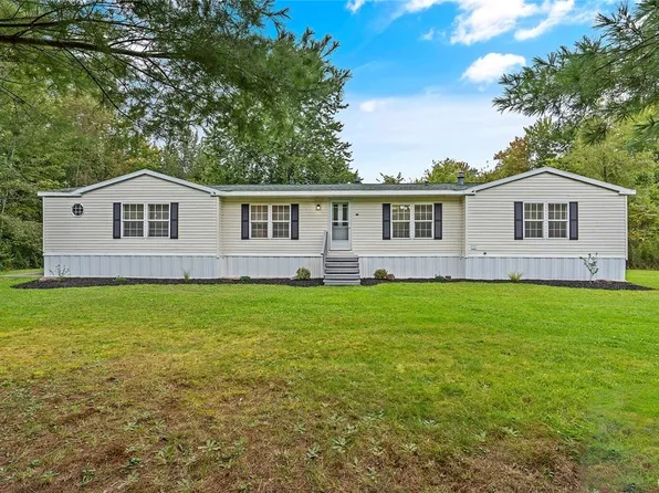 96 Pratt Dr, Oswego, NY 13126