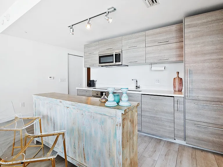 650 NE 32nd St #707 — Photo 10