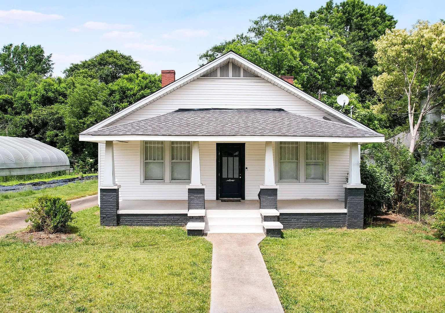 Updated West End Cottage — Photo 3