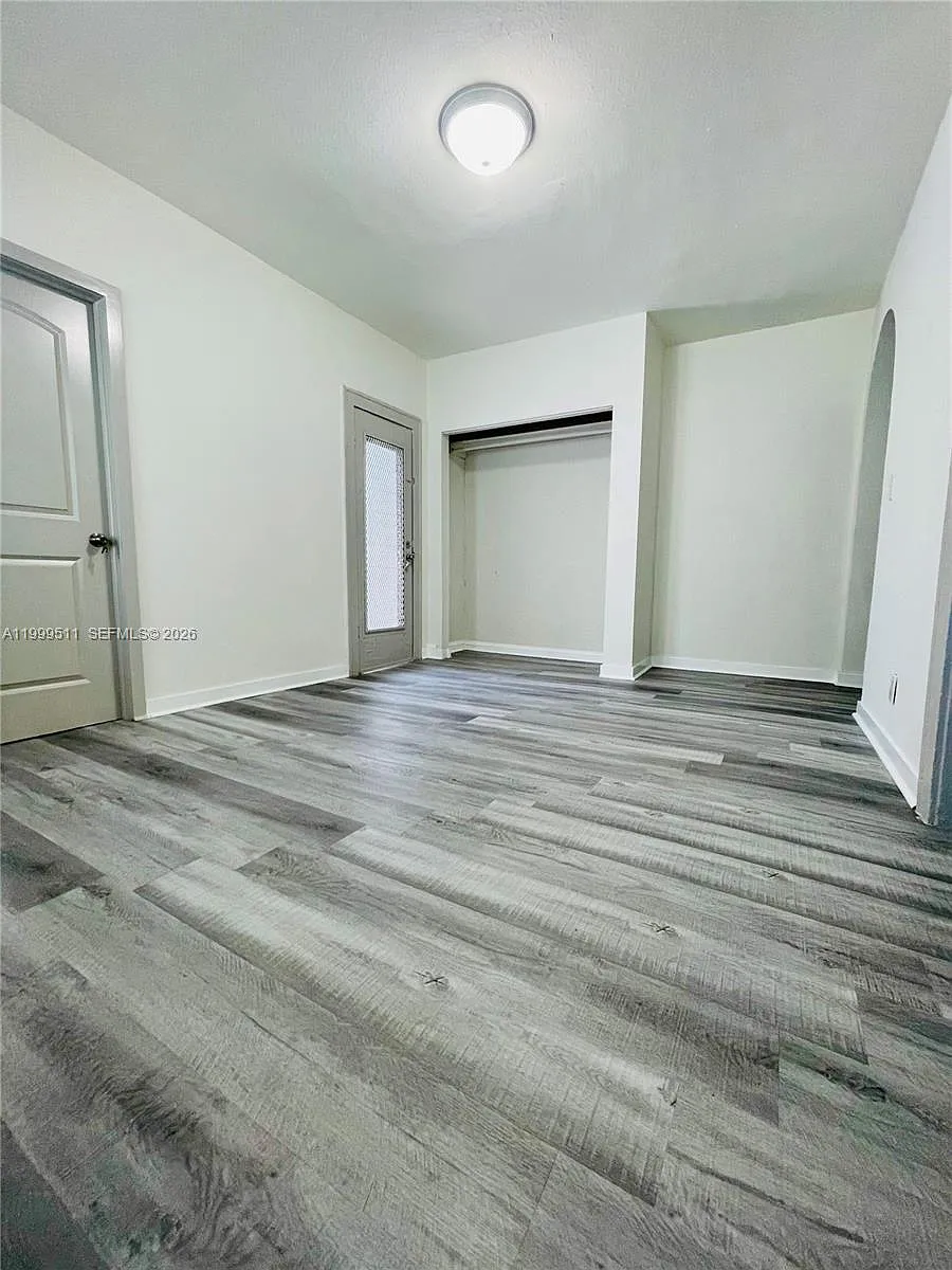 Building Photo - 442 SW 10th Ave #1