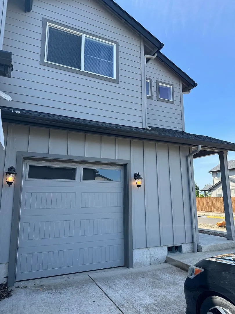 Newer 3-bedroom, 2.5 bath duplex in desirable neighborhood! — Photo 1