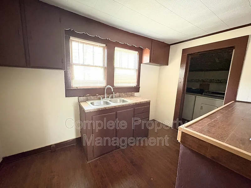 2 bed, 1.0 bath, 876 sqft, $850 — Photo 2