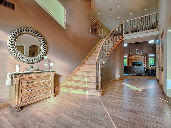 4th image of 2 Farview Ln