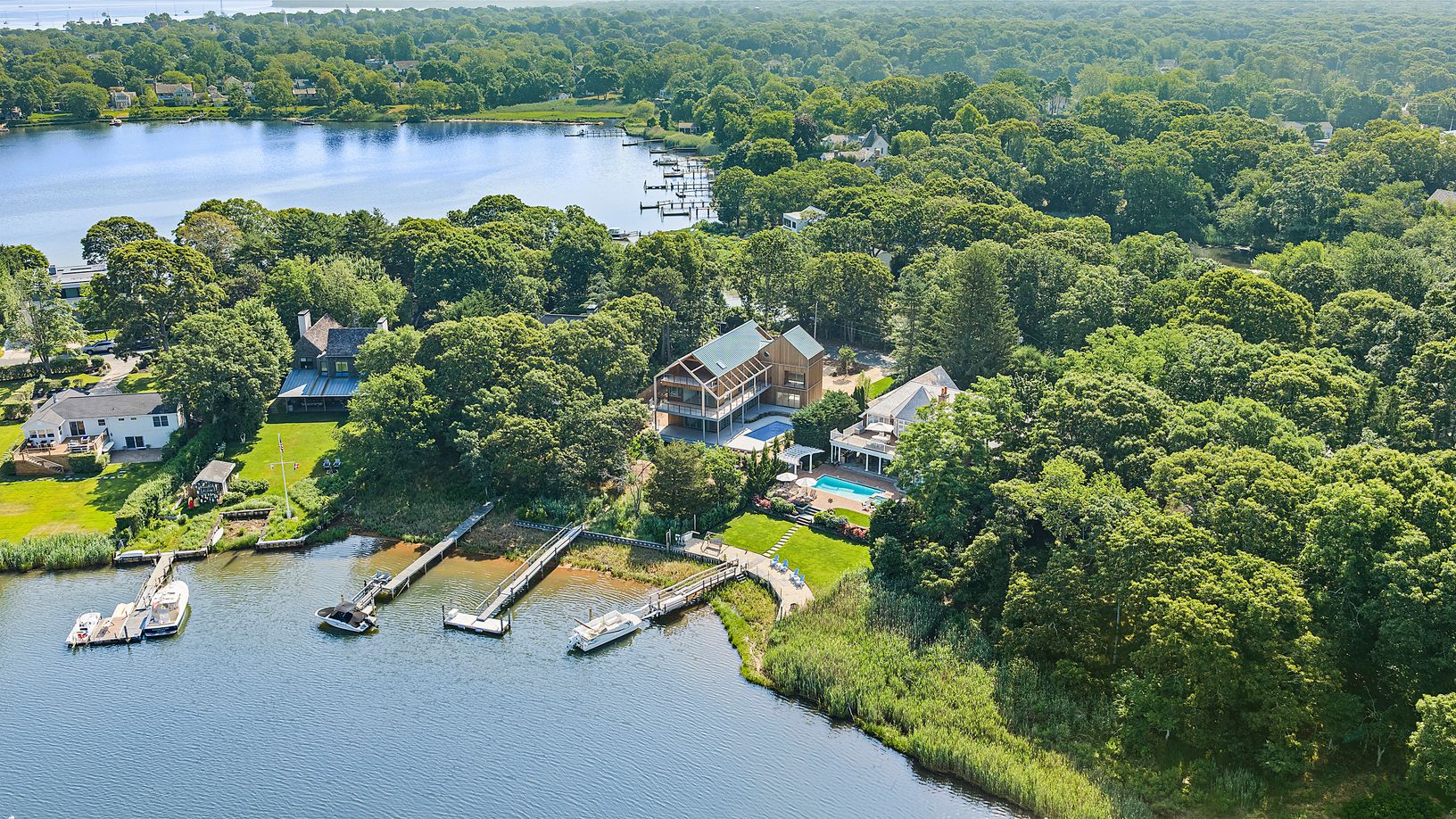 Rear Aerial w/ Dock