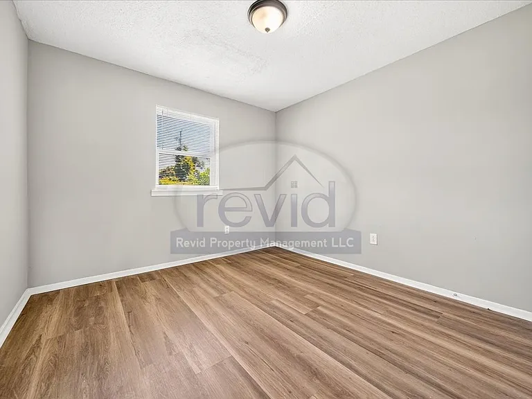 708 Hastings — Photo 29