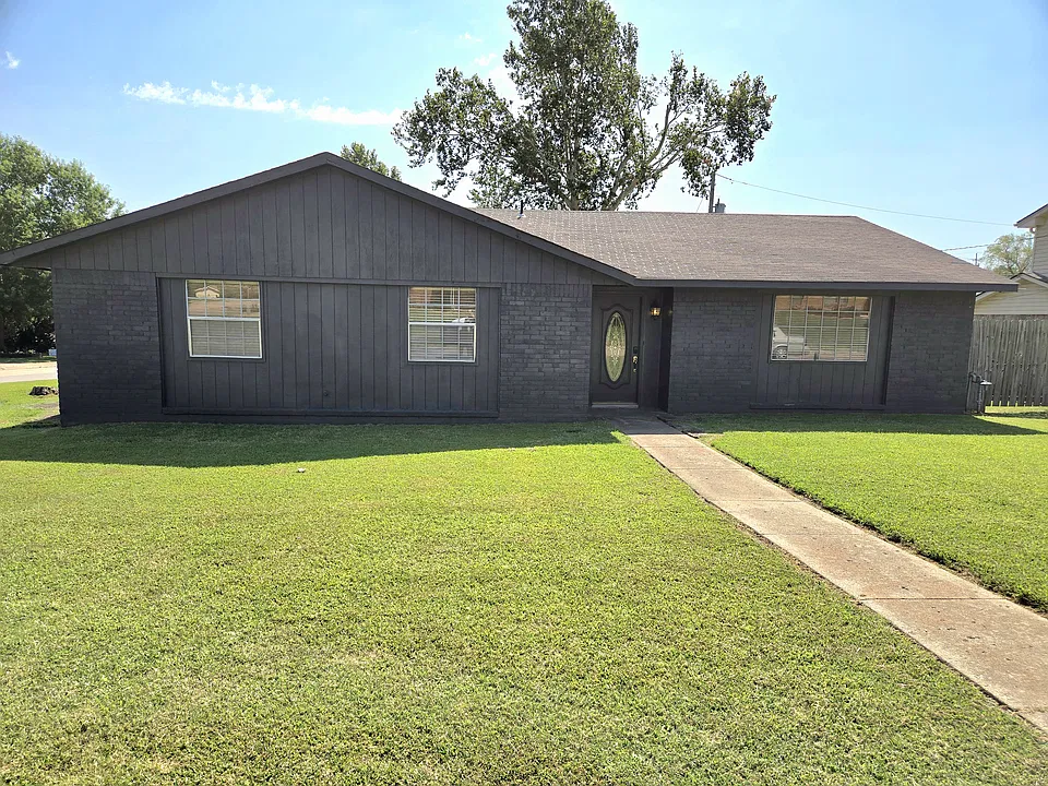 1200 Saddle Ln
