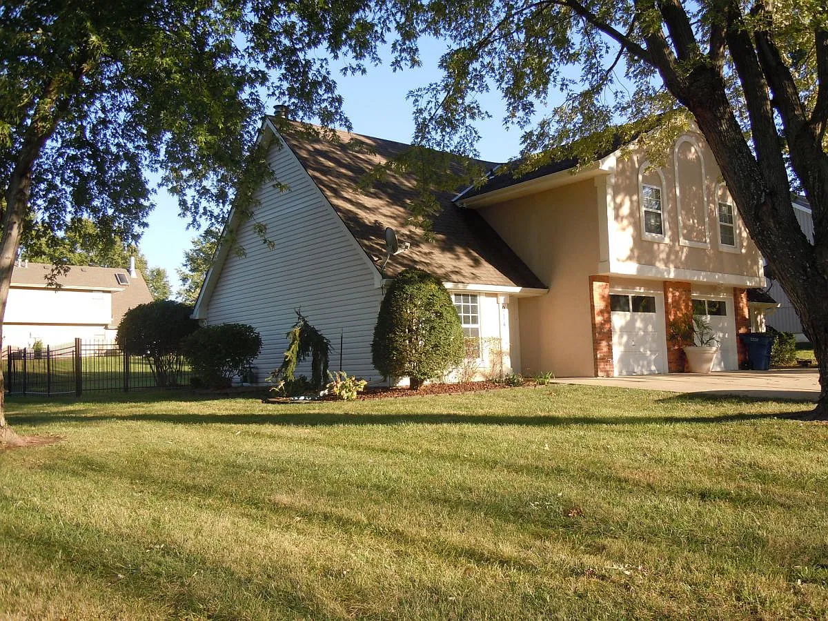 2 bed, 1.5 bath, 1429 sqft, $1,600 — Photo 2
