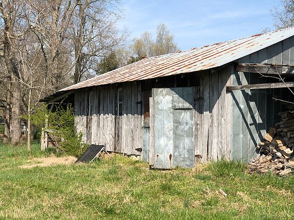 Barn with overhangs on ends