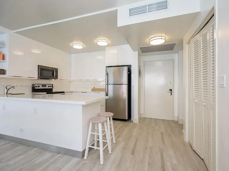 5601 Collins Ave #1204 — Photo 4
