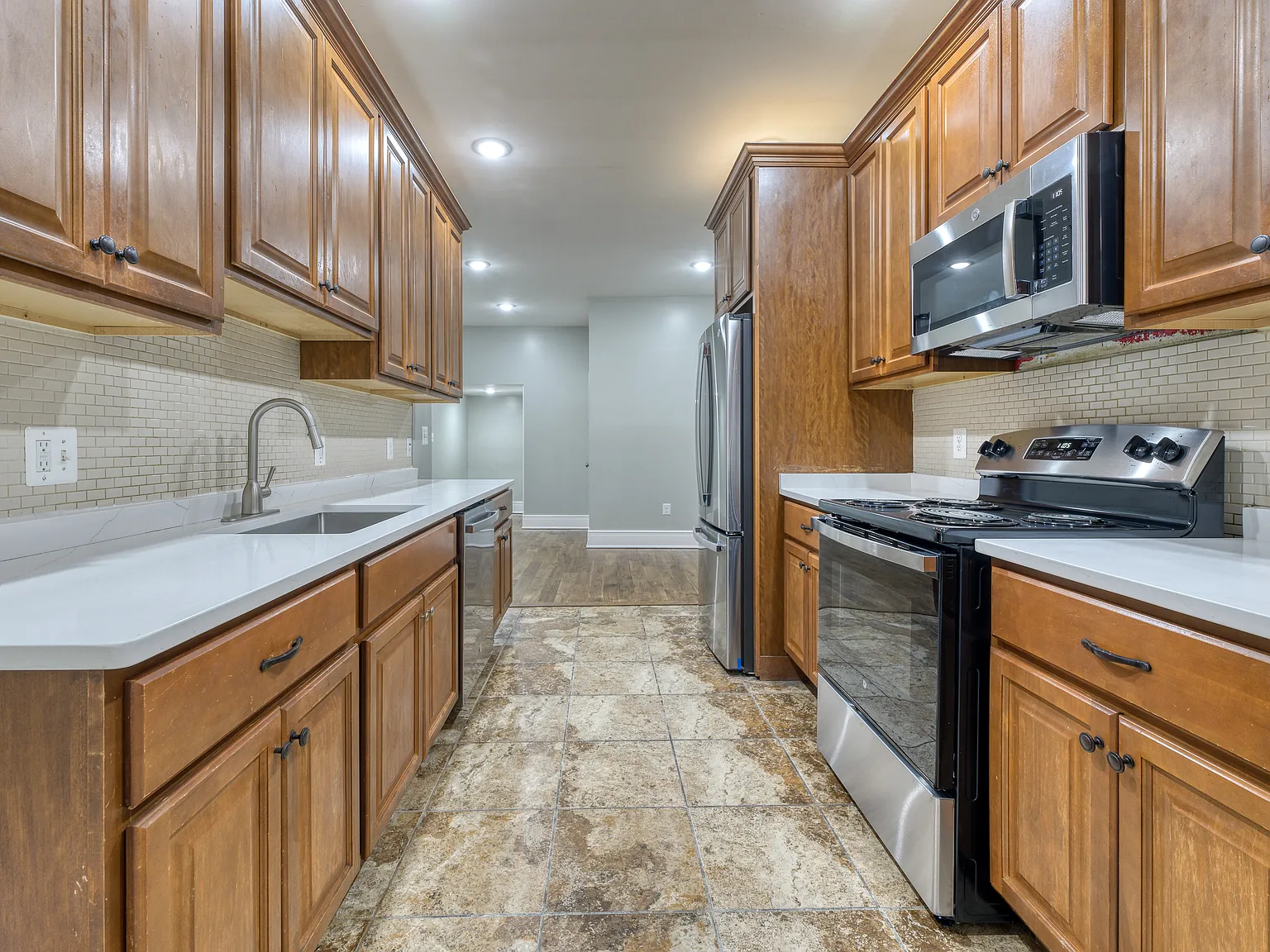 6 bed, 3.5 bath, 2252 sqft, $2,995 — Photo 4