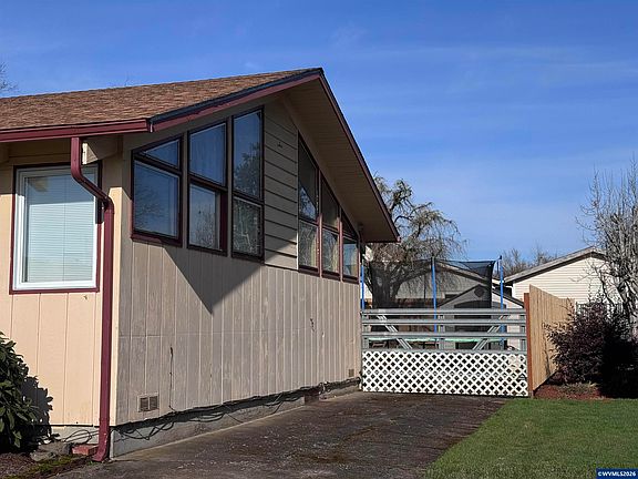 3rd image of 1325 8th Ave SW