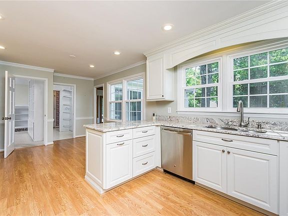 3rd image of 415 Somerset Ln SE